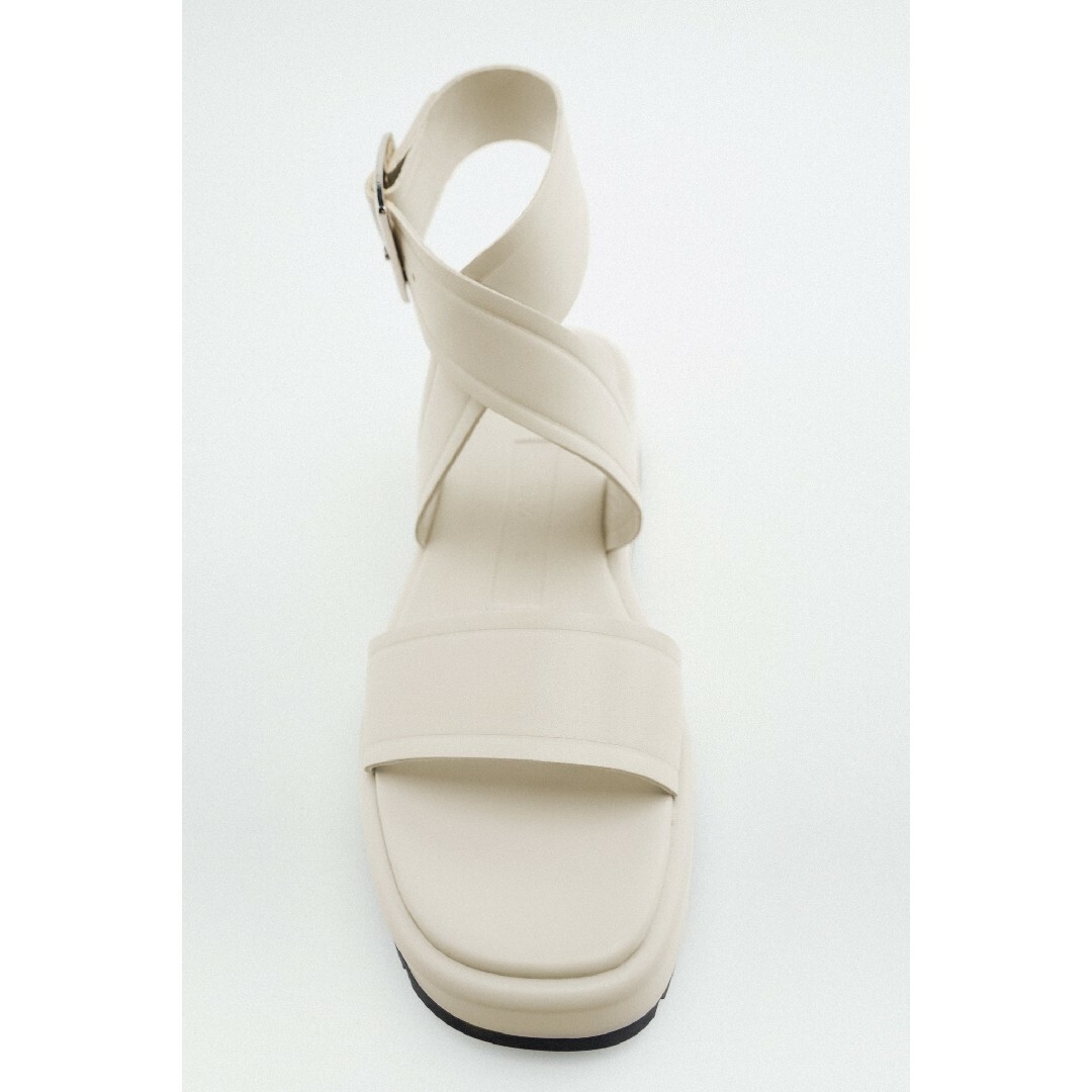 ZARA(ザラ)のZARA　バックル付きフラットレザーサンダル　37サイズ　エクリュ レディースの靴/シューズ(サンダル)の商品写真