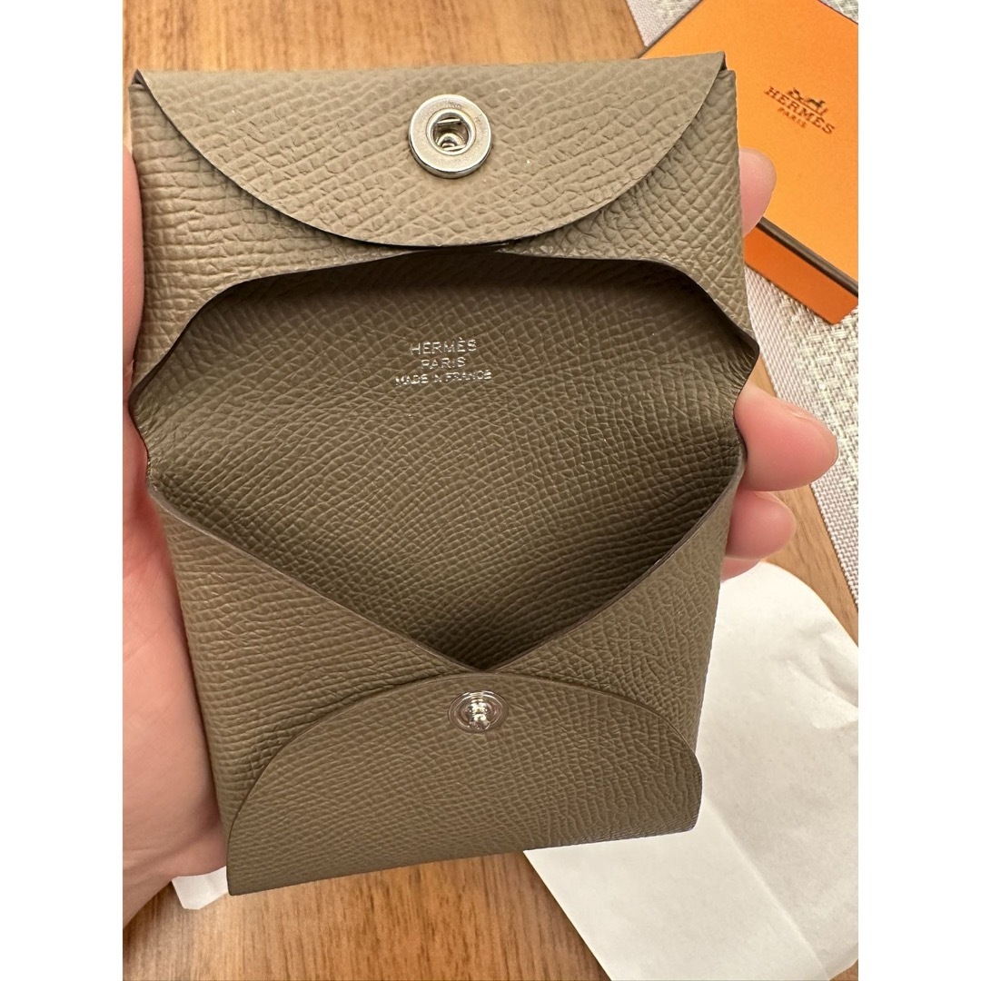 Hermes(エルメス)の☆新品未使用・エルメス バスティア コインケース エトゥープ B刻印　箱付き メンズのファッション小物(コインケース/小銭入れ)の商品写真