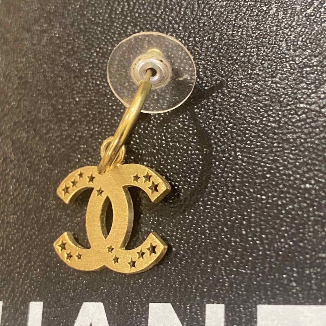 CHANEL(シャネル)のCHANEL スターピアス　片耳　ゴールド　ココマーク　シャネル メンズのアクセサリー(ピアス(片耳用))の商品写真