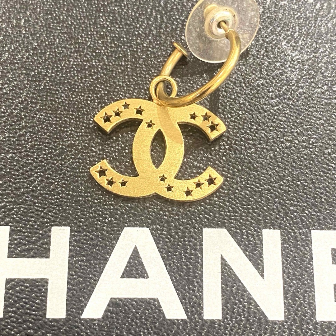 CHANEL(シャネル)のCHANEL スターピアス　片耳　ゴールド　ココマーク　シャネル メンズのアクセサリー(ピアス(片耳用))の商品写真