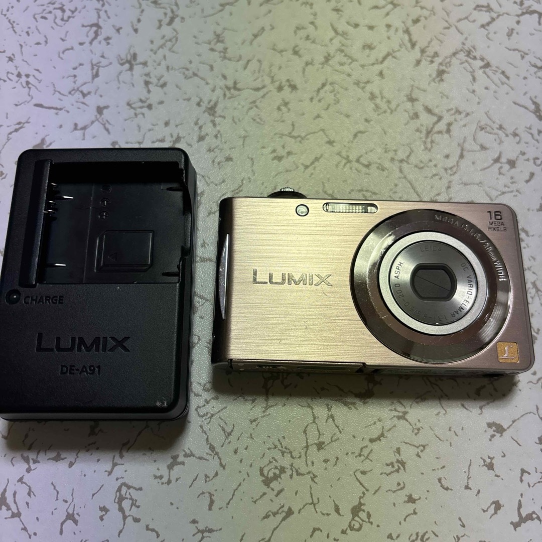 Panasonic(パナソニック)のPanasonic コンパクトデジタルカメラ LUMIX FH DMC-FH5- スマホ/家電/カメラのカメラ(コンパクトデジタルカメラ)の商品写真