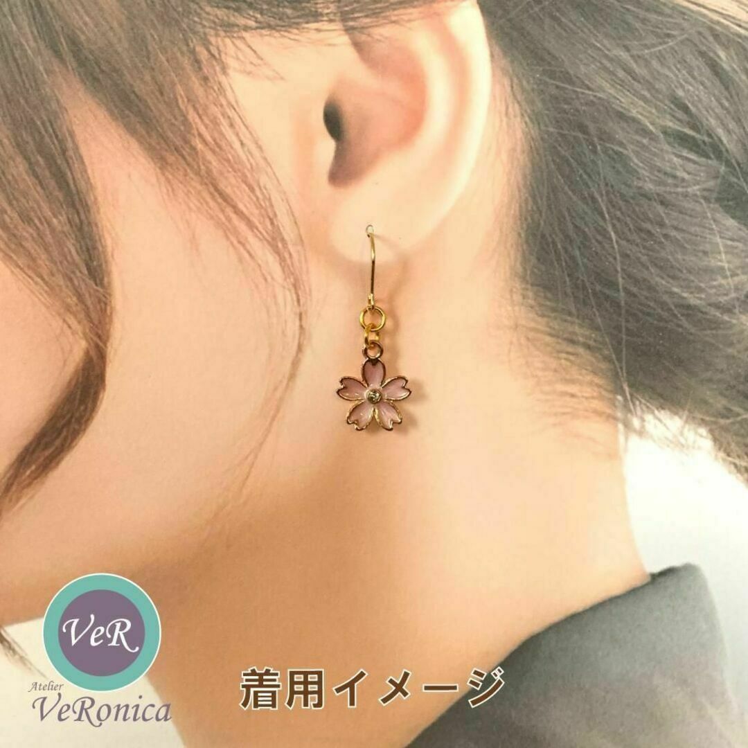 さくらピアス　ハンドメイド　桜　ビーズ　フック　イヤリング　ピンク　ピアス ハンドメイドのアクセサリー(ピアス)の商品写真