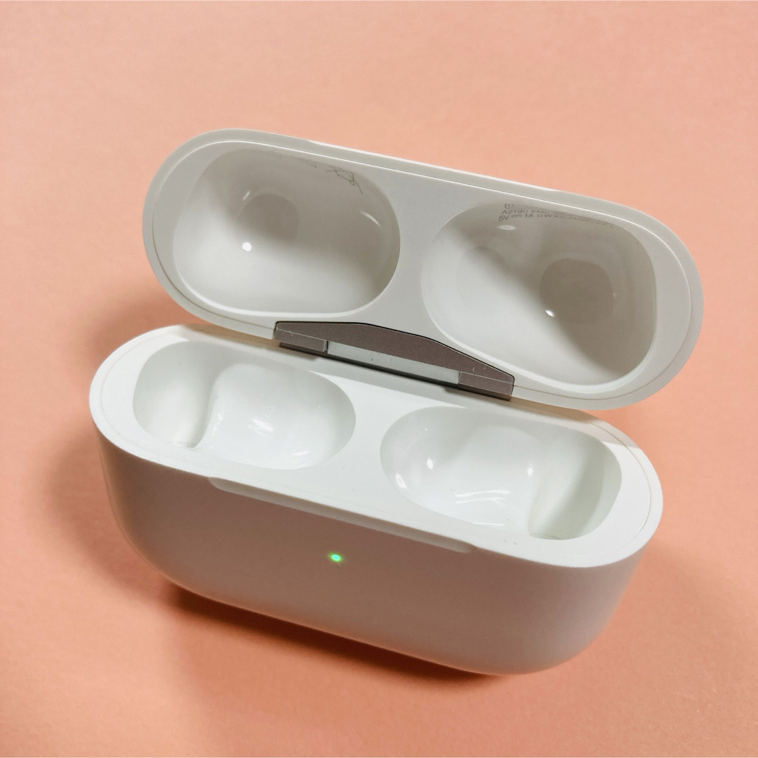 Apple(アップル)のAirPods Pro　充電ケース　本体　第一世代　エアーポッズプロ　A2190 スマホ/家電/カメラのオーディオ機器(ヘッドフォン/イヤフォン)の商品写真