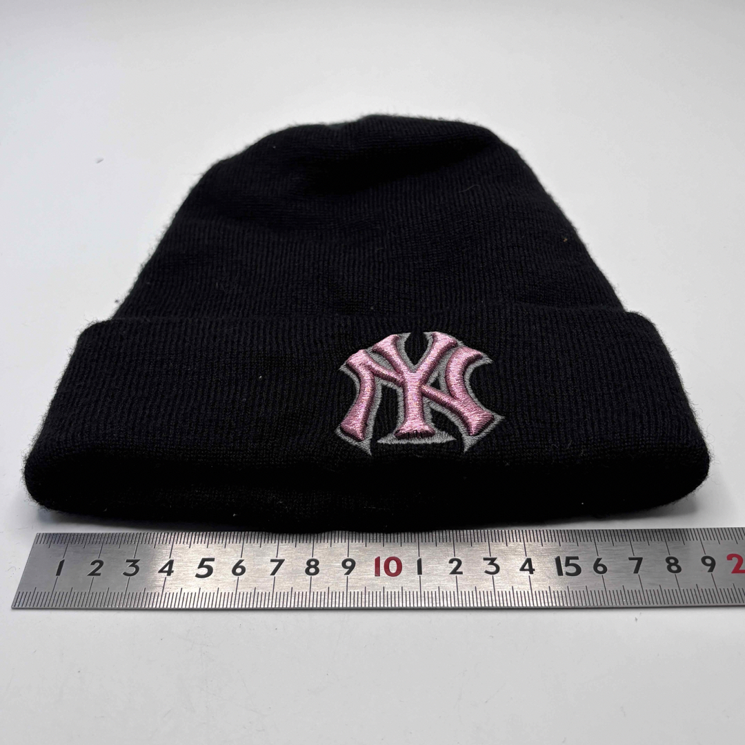 MLB(メジャーリーグベースボール)のMLB  ニューヨークヤンキース ブラック×ピンク ニット帽　ビーニー メンズの帽子(ニット帽/ビーニー)の商品写真