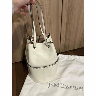 ジェイアンドエムデヴィッドソン(J&M DAVIDSON)のJ&M Davidsonスタッズ付バケットバッグMINI DAISY(ハンドバッグ)