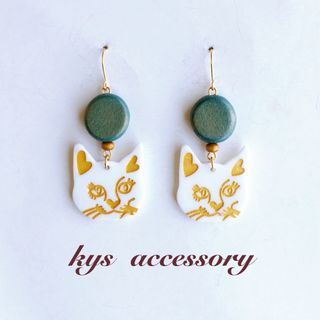 再々販☆ホワイト キャット × ライト ブルー ウッド ピアス 猫(ピアス)