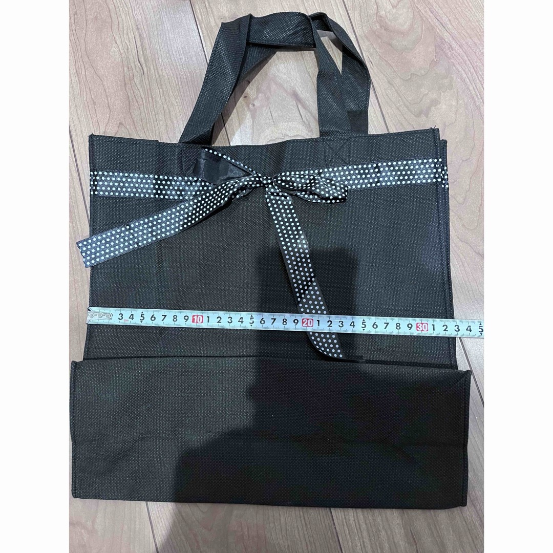 ブラック　リボン付き　不織布バッグ レディースのバッグ(エコバッグ)の商品写真