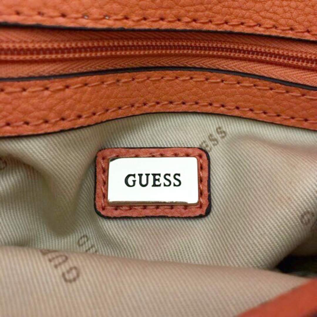 GUESS(ゲス)のゲス チェーン ショルダーバッグ キルティング ロゴ サーモンピンク オレンジ レディースのバッグ(その他)の商品写真