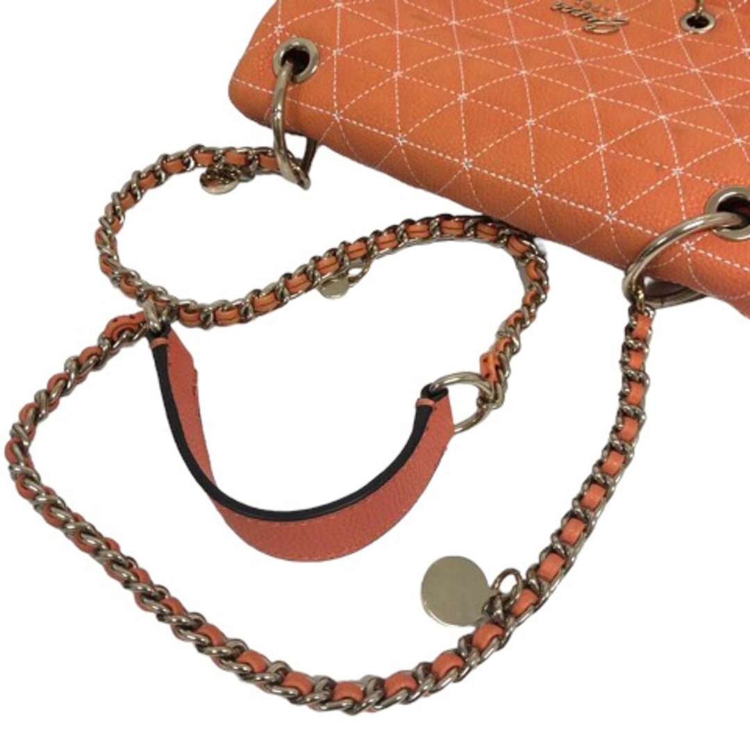 GUESS(ゲス)のゲス チェーン ショルダーバッグ キルティング ロゴ サーモンピンク オレンジ レディースのバッグ(その他)の商品写真