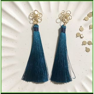 A14ワイヤーフラワーとタッセルのピアス イヤリング ハンドメイド アクセサリー(ピアス)