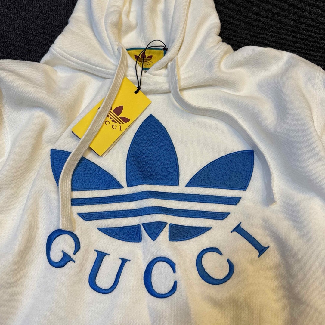 Gucci(グッチ)の新品　GUCCI×adidasコラボ　パーカー　グッチ　XSサイズ メンズのトップス(パーカー)の商品写真