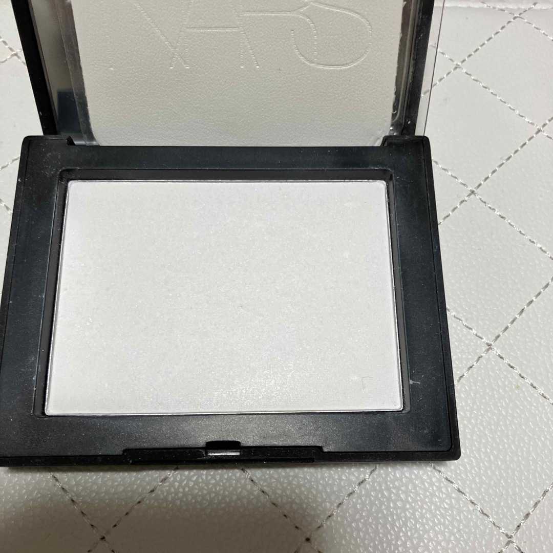 NARS(ナーズ)のNARS ライトリフレクティングセッティングパウダー プレストN コスメ/美容のベースメイク/化粧品(フェイスパウダー)の商品写真