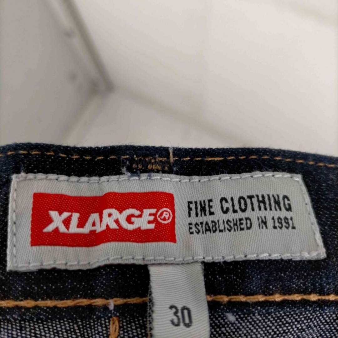 XLARGE(エクストララージ)のX-LARGE(エクストララージ) ロゴレザーパッチ 濃紺ストレートデニムパンツ メンズのパンツ(デニム/ジーンズ)の商品写真