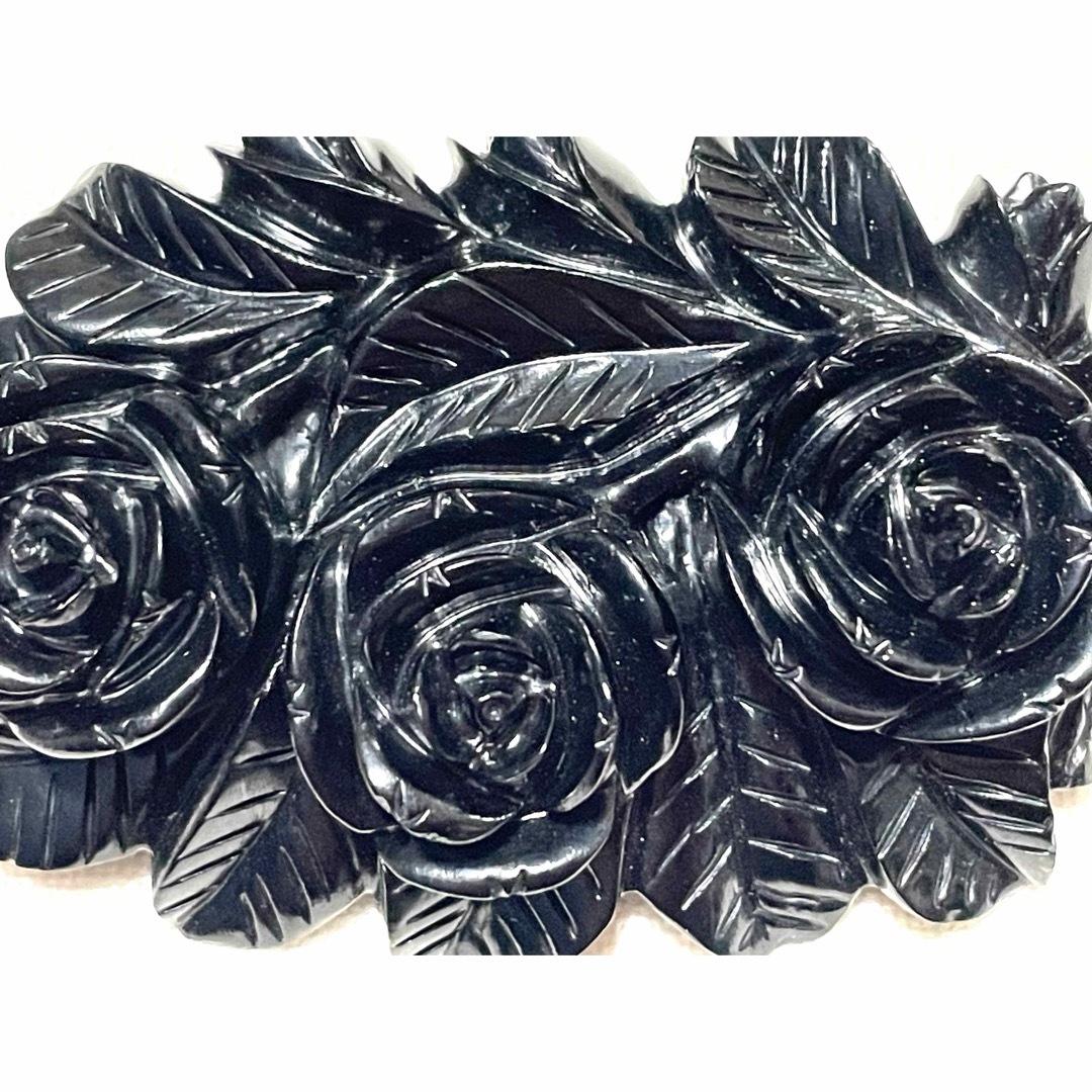 ブローチ 天然ジェット？ 黒 薔薇 花 925刻印 レディースのアクセサリー(ブローチ/コサージュ)の商品写真