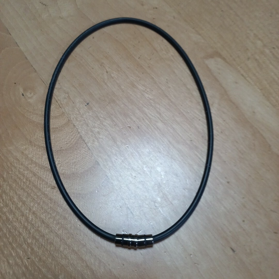 Colantotte(コラントッテ)のコラントッテ 磁気ネックレス クレスト プレミアムカラー ブラック メンズのアクセサリー(ネックレス)の商品写真