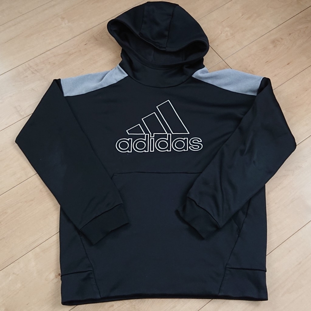 adidas(アディダス)のアディダス パーカー 160 黒 キッズ/ベビー/マタニティのキッズ服男の子用(90cm~)(Tシャツ/カットソー)の商品写真