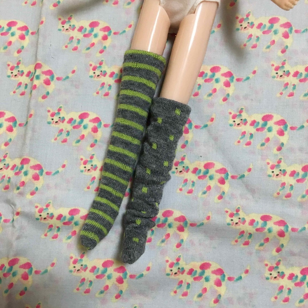 12 左右柄違い　オーバーニーソックス  リカちゃん　ブライス ハンドメイドのぬいぐるみ/人形(人形)の商品写真