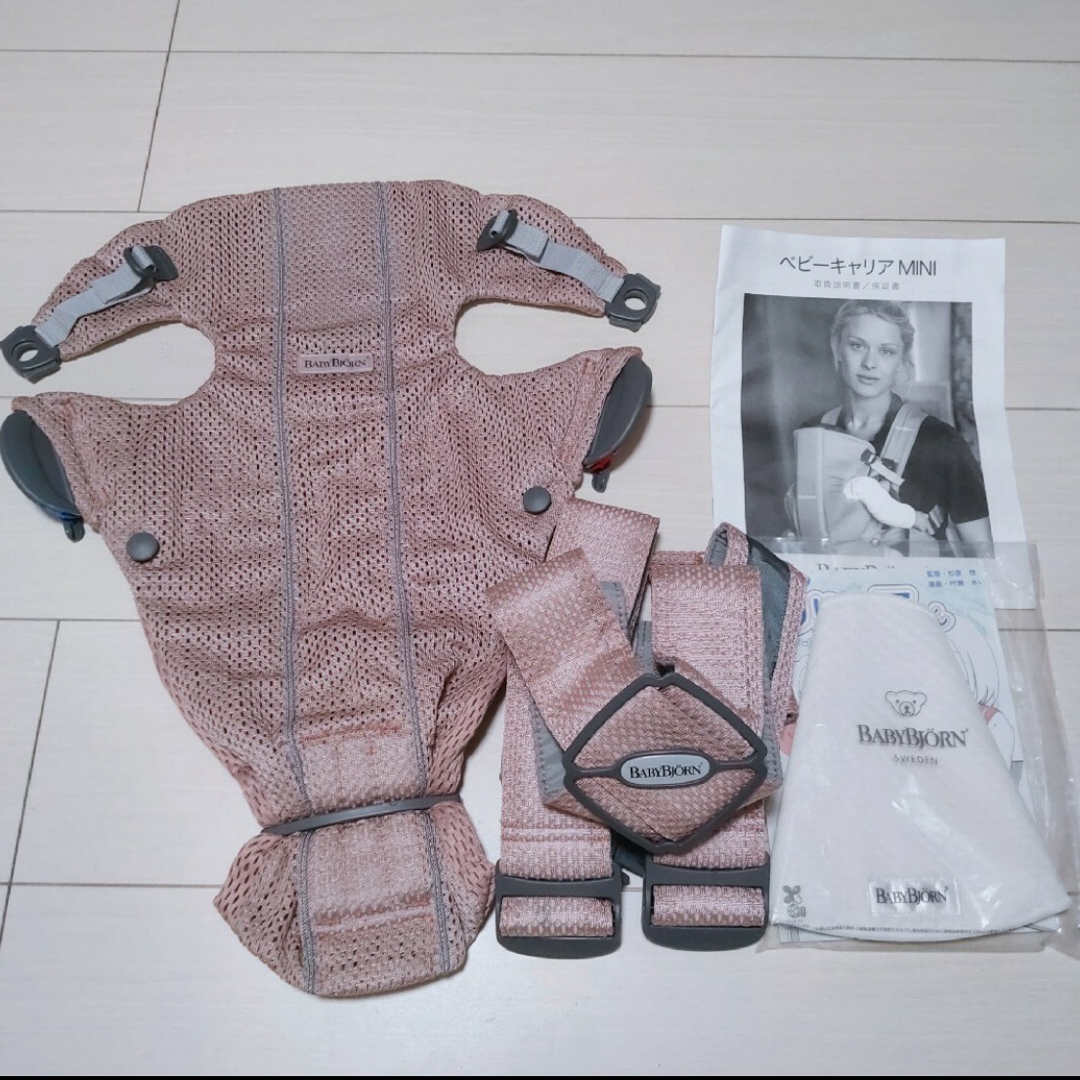 BABYBJORN(ベビービョルン)の【値下げ】ベビービョルン　ベビーキャリアミニ　抱っこ紐　ピンク　赤ちゃん　新生児 キッズ/ベビー/マタニティの外出/移動用品(抱っこひも/おんぶひも)の商品写真