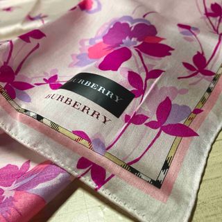 バーバリー(BURBERRY)のBURBERRY ハンカチ　花柄ノバチェック　大判サイズ未使用シール付き(ハンカチ)