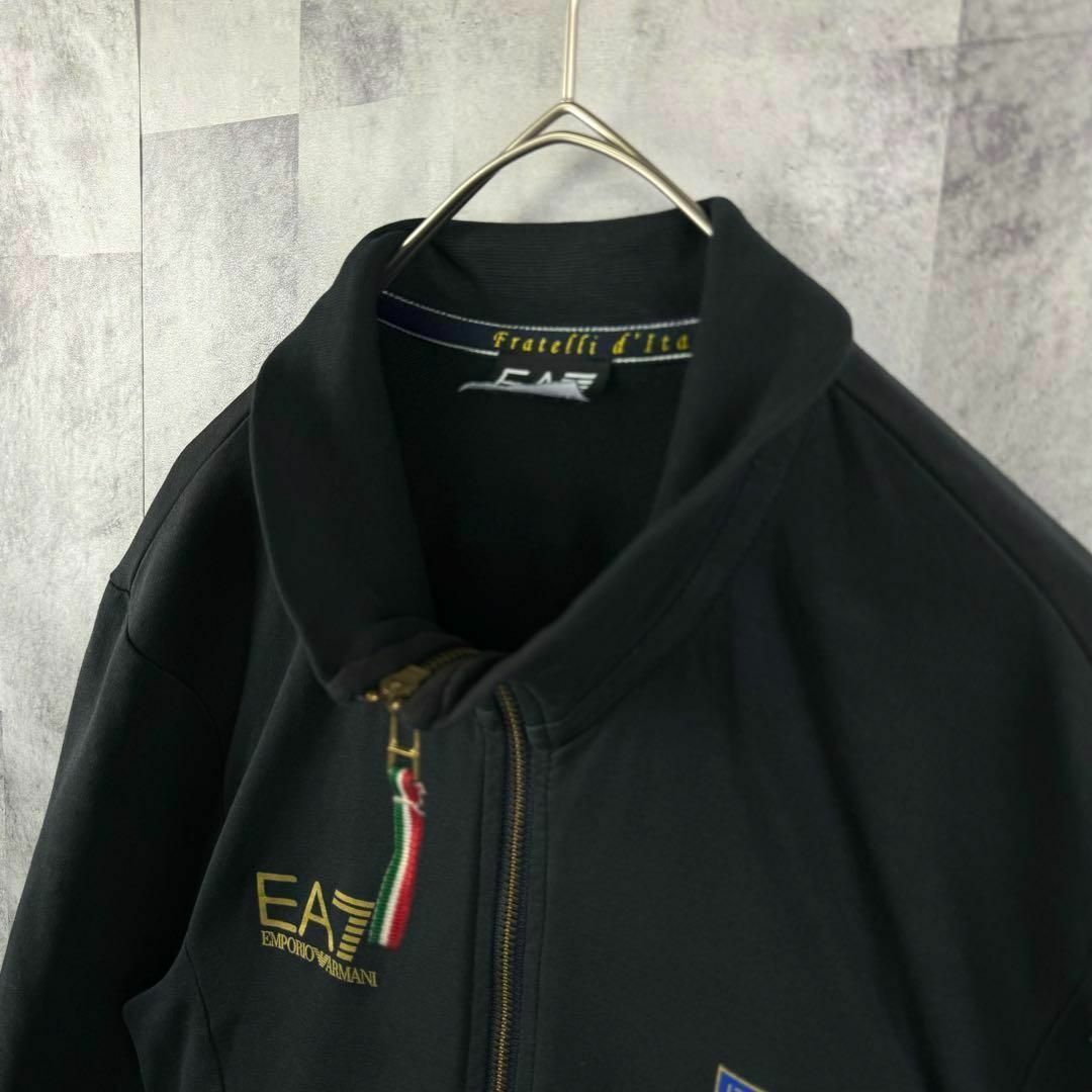 Emporio Armani(エンポリオアルマーニ)の美品 エンポリオアルマーニ トラックジャケット  ゴールドプリント 黒 XS メンズのトップス(ジャージ)の商品写真