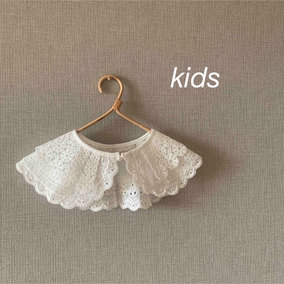 ZARA KIDS(ザラキッズ)のお値下げ！！　キッズ　付け襟　三段刺繍　パールボタン キッズ/ベビー/マタニティのこども用ファッション小物(ベビースタイ/よだれかけ)の商品写真