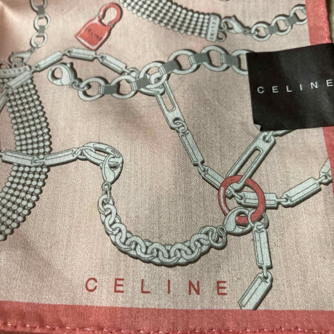 celine(セリーヌ)のCELINE ハンカチ　チェーン　南京錠　光沢ピンク　未使用シール付き レディースのファッション小物(ハンカチ)の商品写真