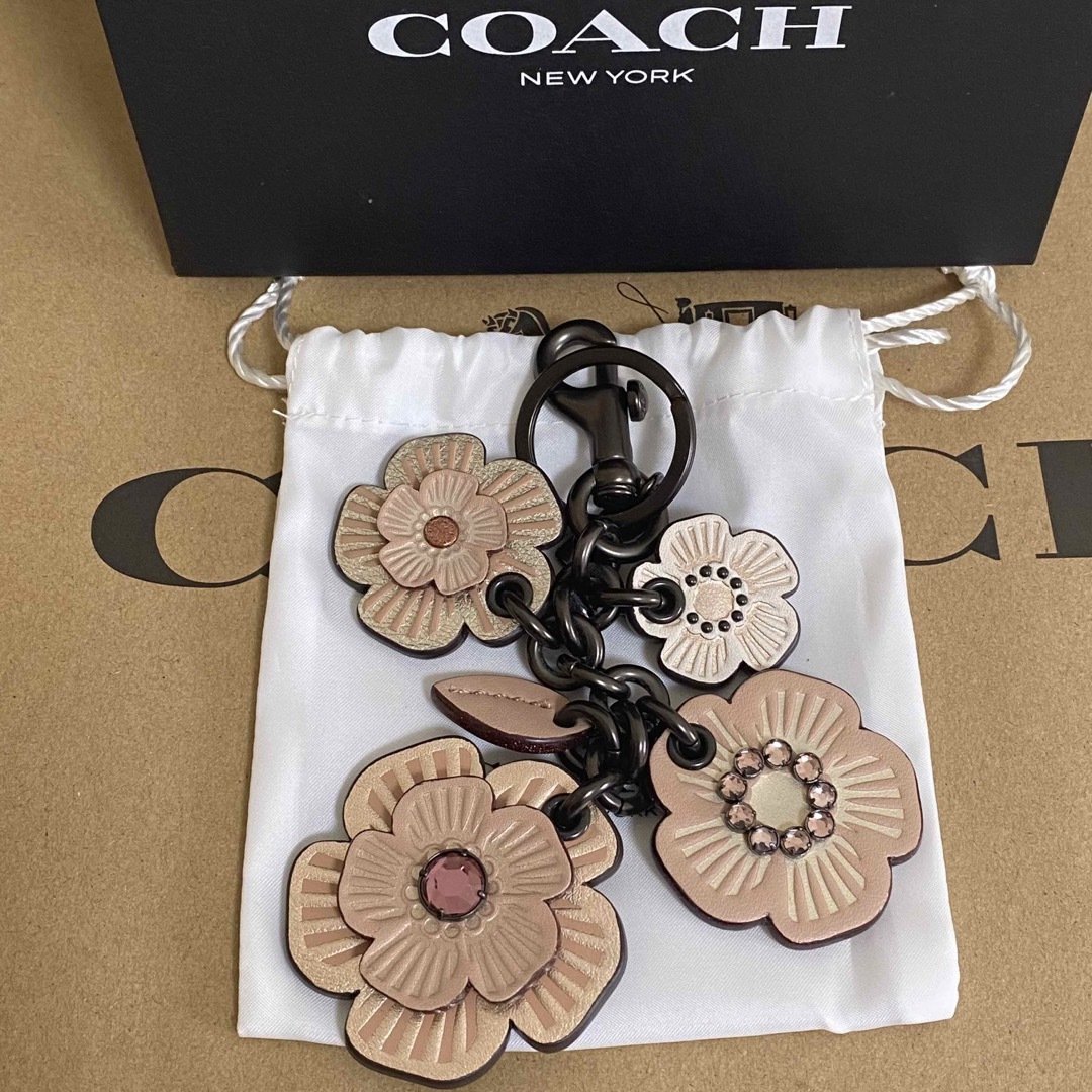 COACH(コーチ)の【新品・未使用】COACH クリスタルティーローズ ピンク バッグチャーム  レディースのファッション小物(キーホルダー)の商品写真