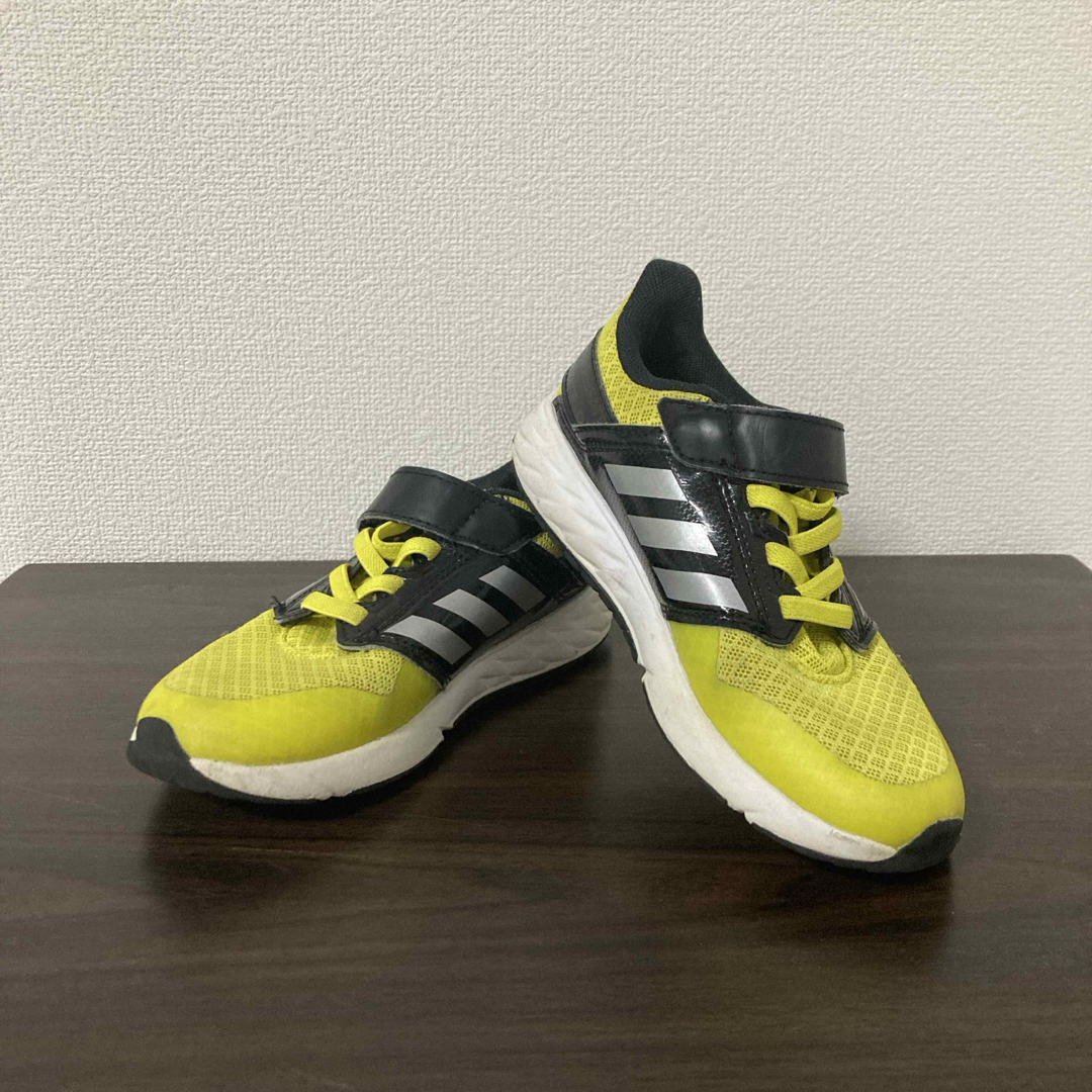 adidas(アディダス)のadidasスニーカー　18cm キッズ/ベビー/マタニティのキッズ靴/シューズ(15cm~)(スニーカー)の商品写真