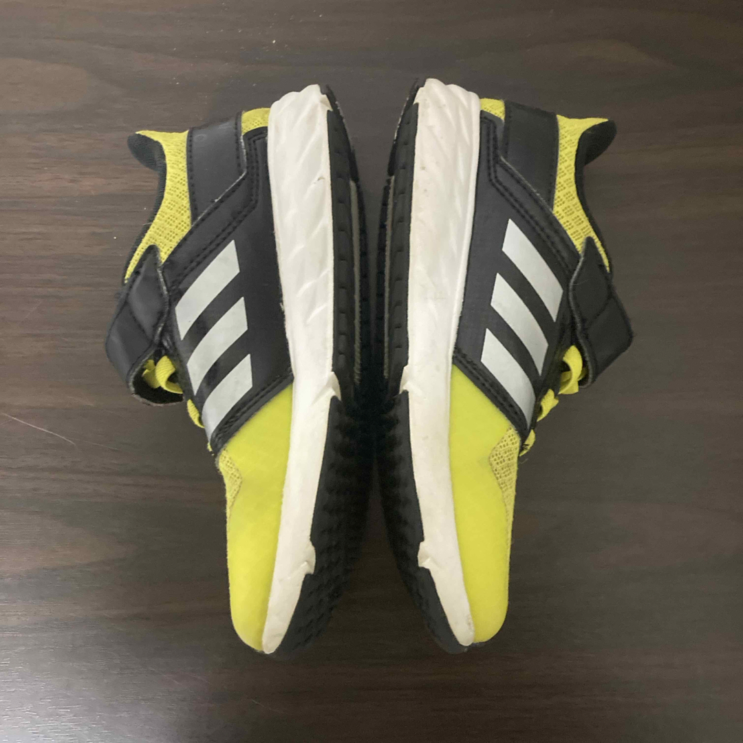 adidas(アディダス)のadidasスニーカー　18cm キッズ/ベビー/マタニティのキッズ靴/シューズ(15cm~)(スニーカー)の商品写真