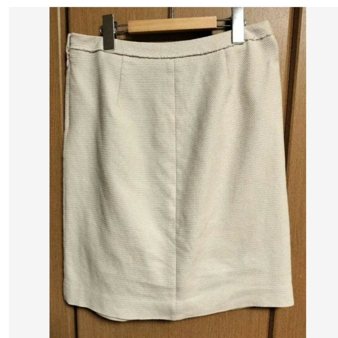 TOMORROWLAND(トゥモローランド)のトゥモローランド　オフホワイトスカート　膝丈　サイズ38　厚手　キュプラ レディースのスカート(ひざ丈スカート)の商品写真