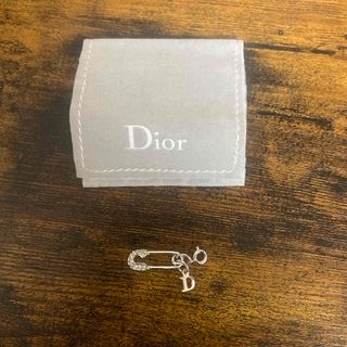ディオール(Dior)の【新品】DIOR 安全ピン型チャーム(チャーム)