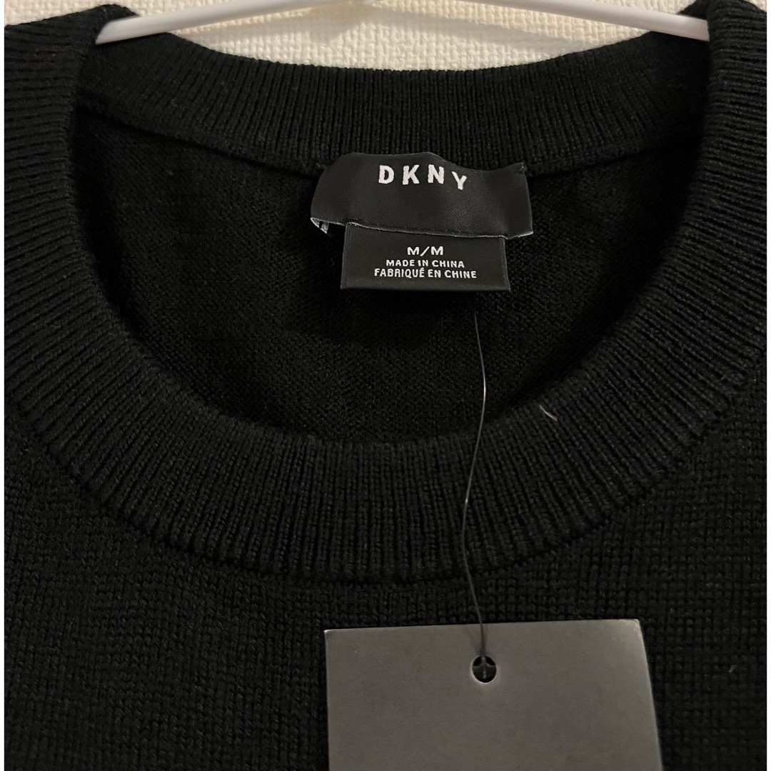 DKNY(ダナキャランニューヨーク)の(新品タグ付き)DKNY ニット(男性用、黒、M) メンズのトップス(ニット/セーター)の商品写真