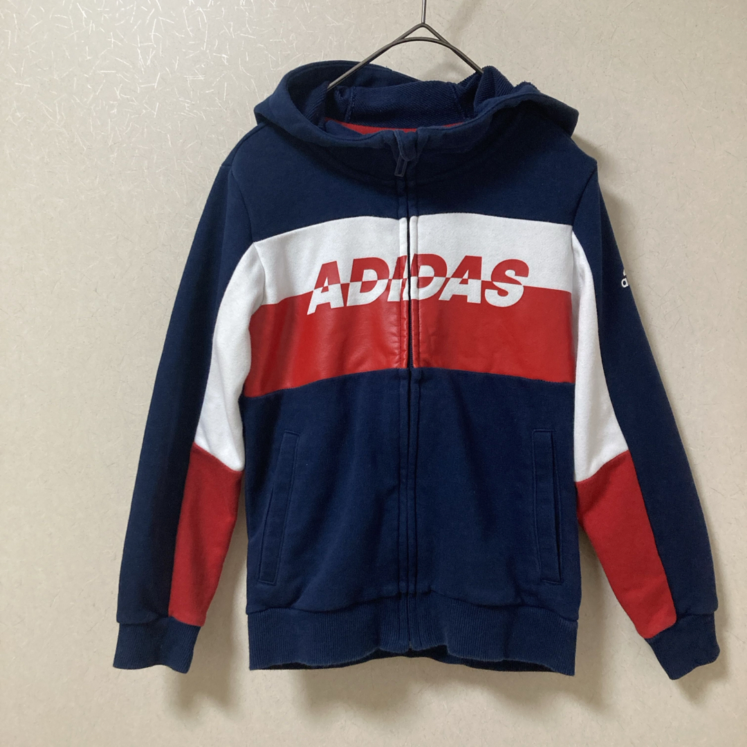 adidas(アディダス)のadidasパーカー　130cm キッズ/ベビー/マタニティのキッズ服男の子用(90cm~)(ジャケット/上着)の商品写真