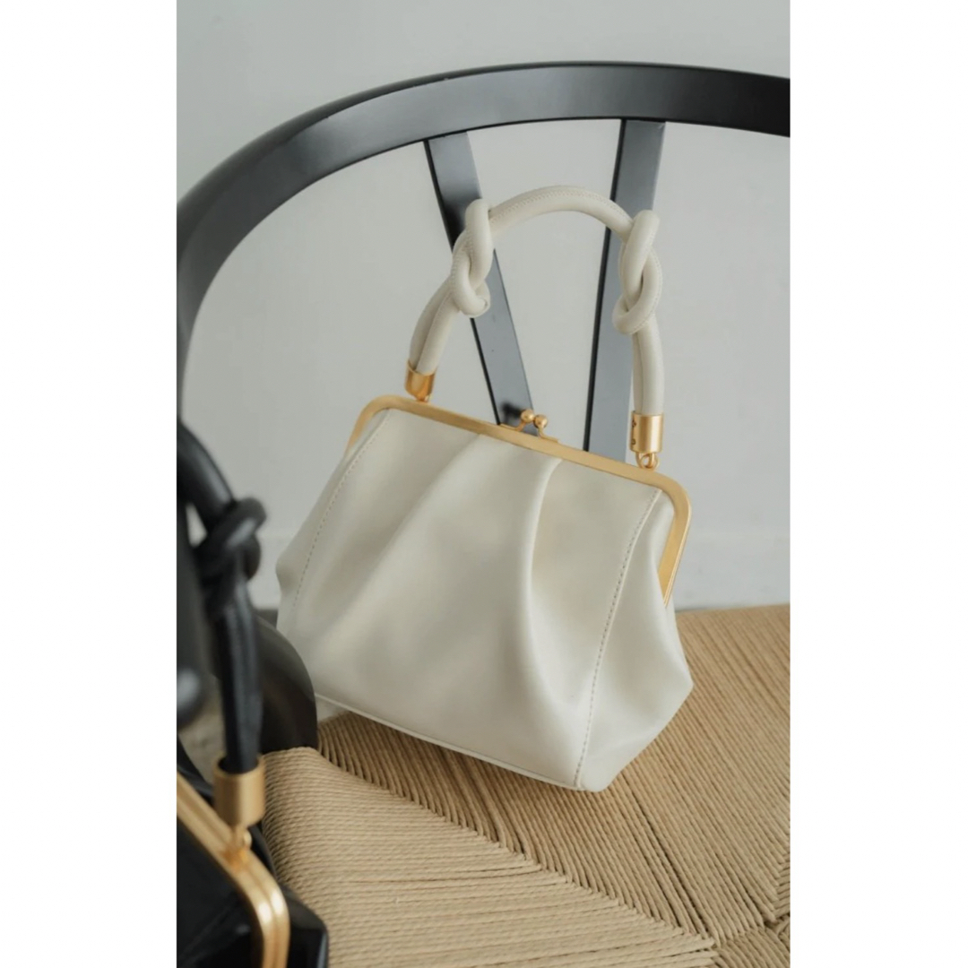 STUDIOUS(ステュディオス)のknuth marf clasp accent bag （white） レディースのバッグ(ショルダーバッグ)の商品写真