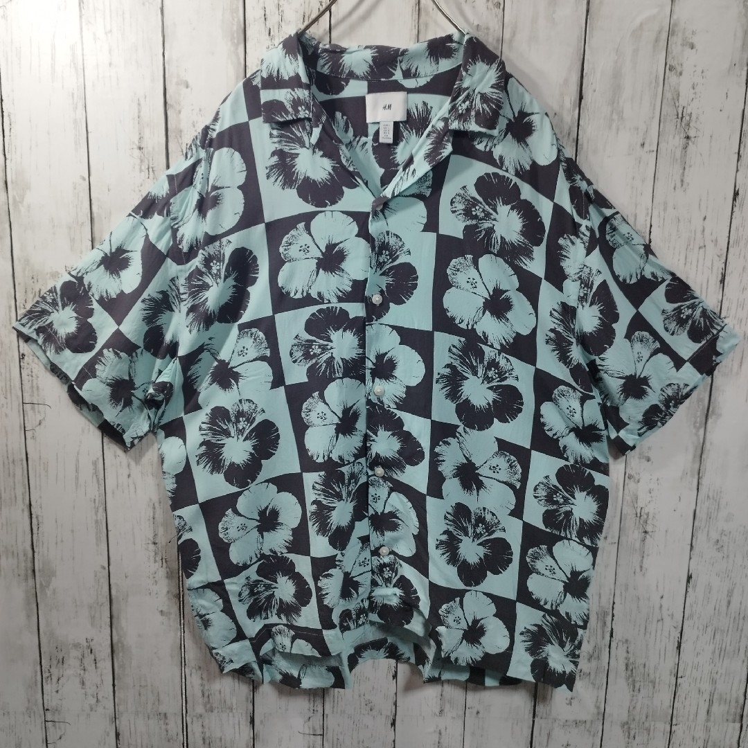 H&M(エイチアンドエム)の【H&M】Hibiscus Patterned Aloha Shirt メンズのトップス(シャツ)の商品写真