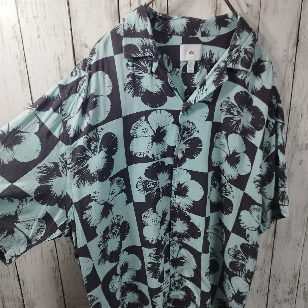 H&M(エイチアンドエム)の【H&M】Hibiscus Patterned Aloha Shirt メンズのトップス(シャツ)の商品写真