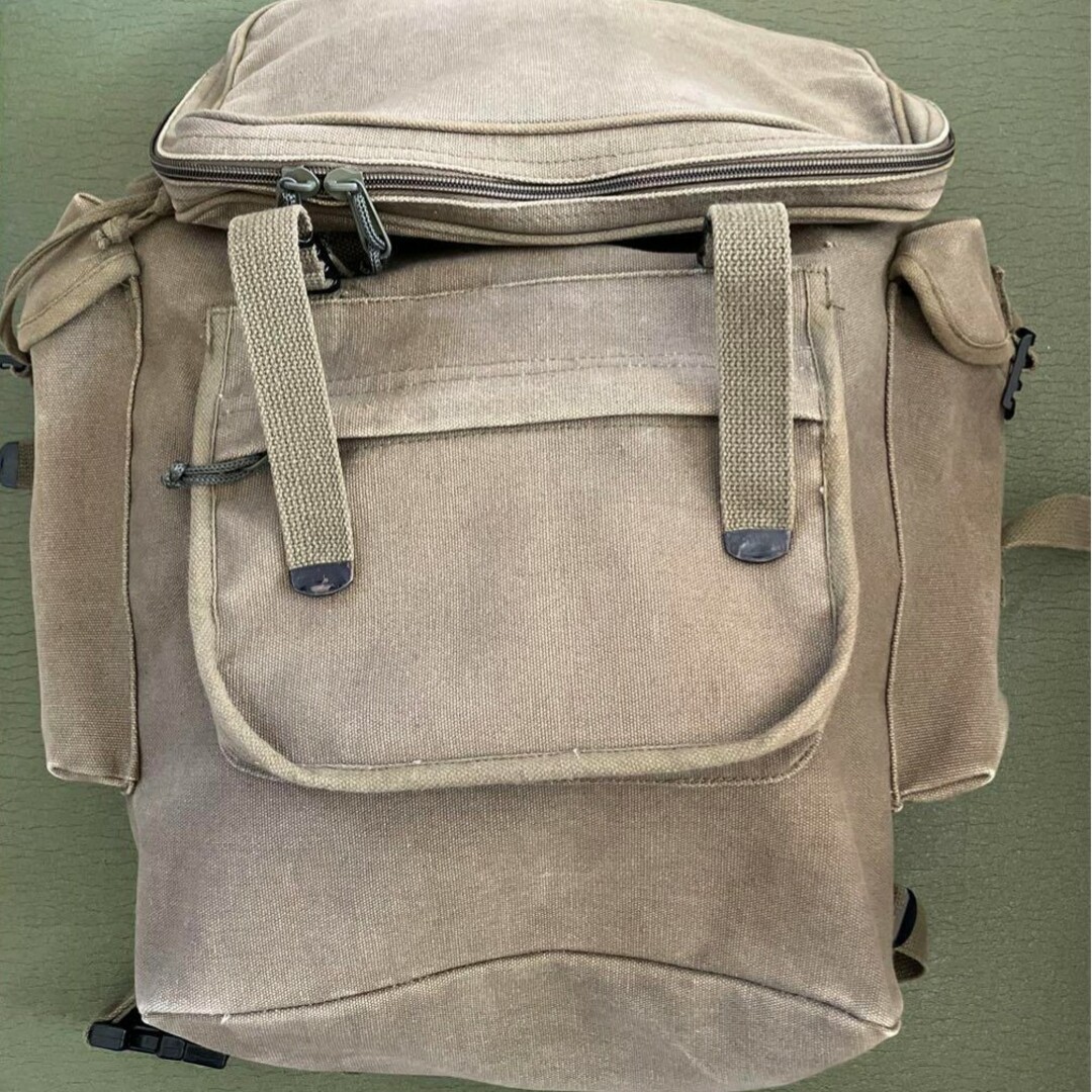 ミリタリー　リュック　極厚キャンパス メンズのバッグ(バッグパック/リュック)の商品写真