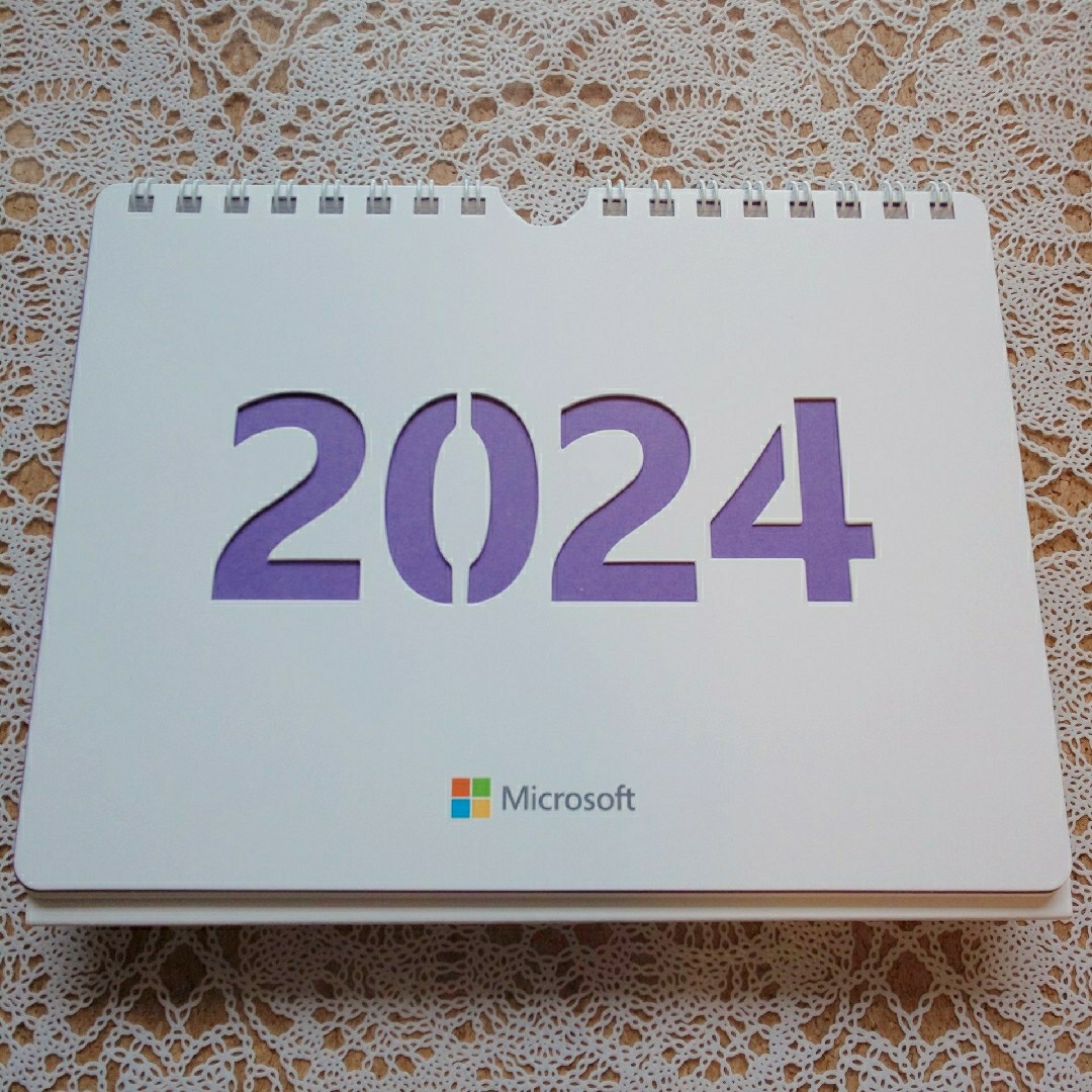 Microsoft(マイクロソフト)のマイクロソフト 2024年 卓上カレンダー Microsoft エンタメ/ホビーのコレクション(印刷物)の商品写真