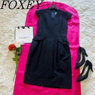 フォクシー(FOXEY)の【良品】FOXEY 膝丈ワンピース ネイビー 38 半袖 Ｖネック フリル(ひざ丈ワンピース)