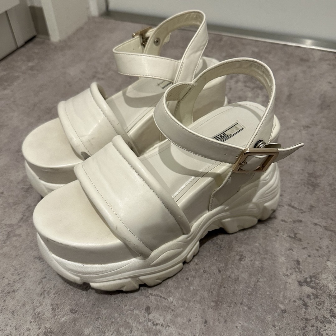 R&E(アールアンドイー)のR&E 厚底サンダル ホワイト 22.5cm レディースの靴/シューズ(サンダル)の商品写真