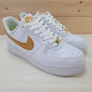 ナイキ(NIKE)のナイキ ウィメンズ エアフォース1 ロー ネクストネイチャー 白/金 24.5㎝(スニーカー)