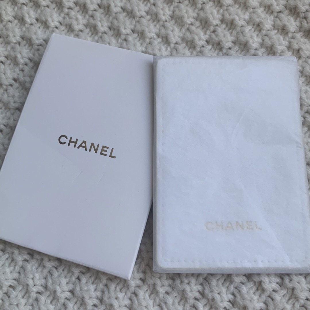 CHANEL(シャネル)の新品　シャネル　ココクラッシュ 名刺入れ カードケース ノベルティ　ホワイト レディースのファッション小物(パスケース/IDカードホルダー)の商品写真