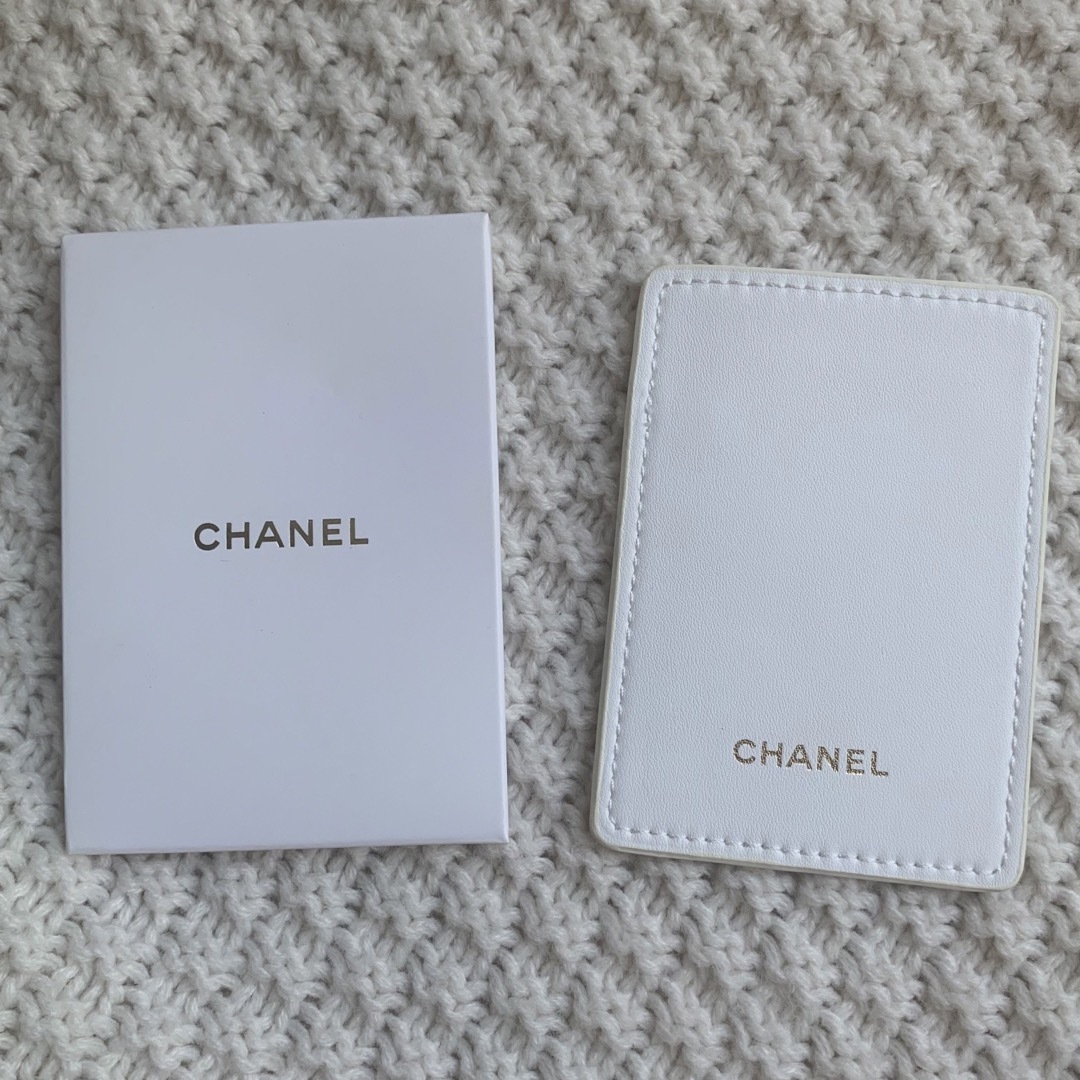 CHANEL(シャネル)の新品　シャネル　ココクラッシュ 名刺入れ カードケース ノベルティ　ホワイト レディースのファッション小物(パスケース/IDカードホルダー)の商品写真