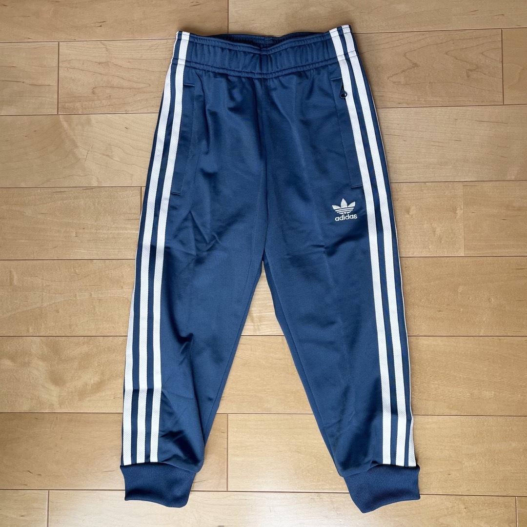 Originals（adidas）(オリジナルス)のアディダス ジャージパンツ キッズ adidas 120cm ☆新品未使用 キッズ/ベビー/マタニティのキッズ服男の子用(90cm~)(パンツ/スパッツ)の商品写真