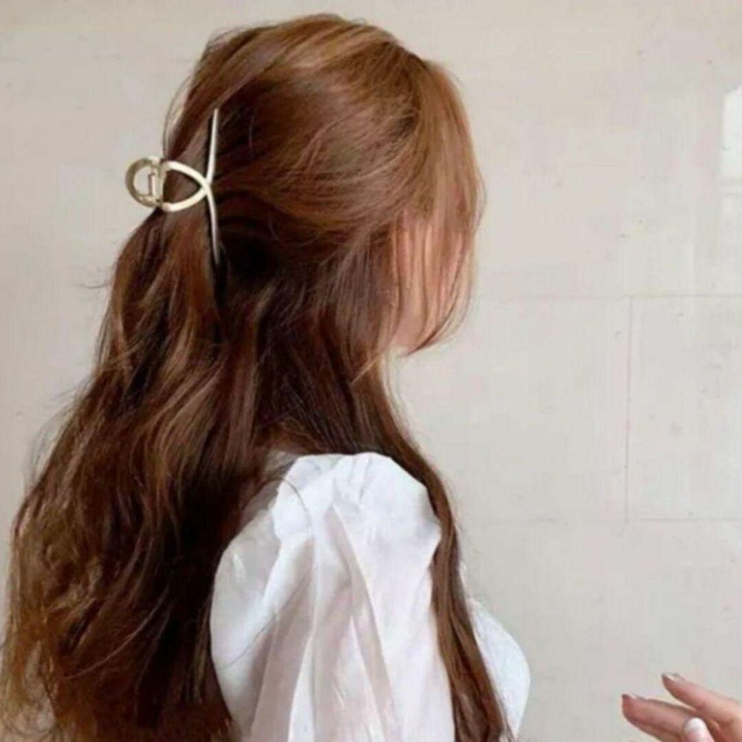 バンスヘアクリップ　韓国ファッション 大きめ　おしゃれ　ゴールド レディースのヘアアクセサリー(その他)の商品写真