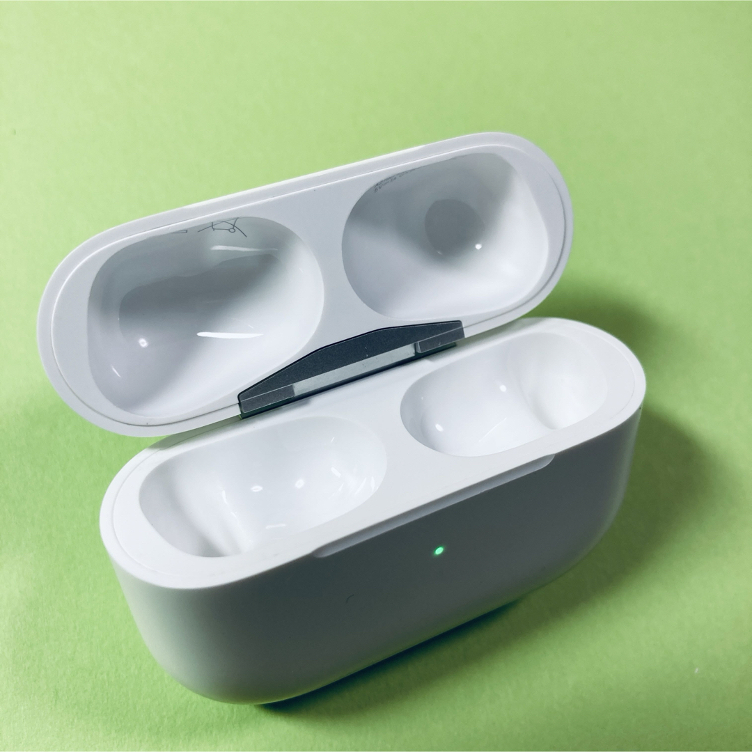 Apple(アップル)のAirPods Pro　充電ケース　本体　第一世代　エアーポッズプロ　A2190 スマホ/家電/カメラのオーディオ機器(ヘッドフォン/イヤフォン)の商品写真