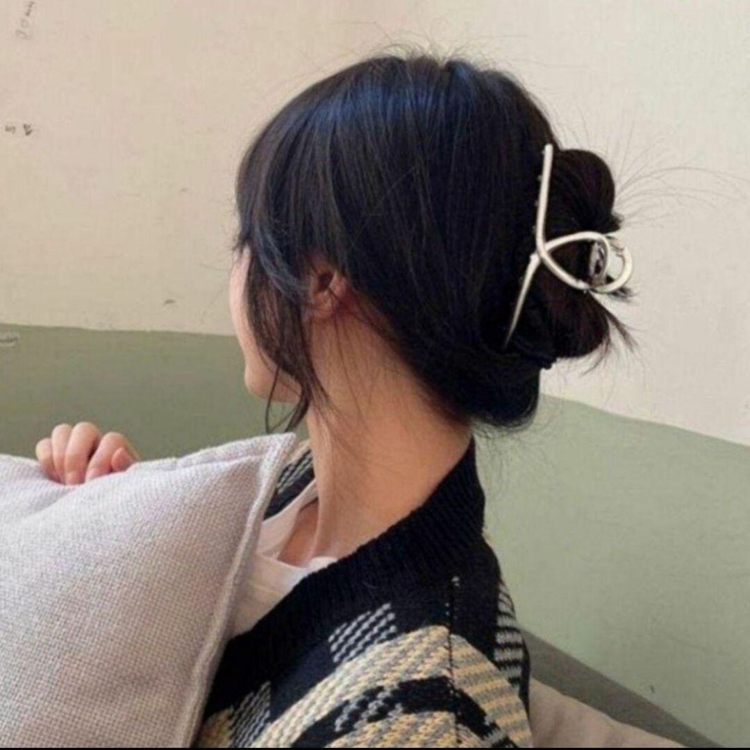 バンスヘアクリップ　韓国ファッション 大きめ　おしゃれ　シルバー レディースのヘアアクセサリー(その他)の商品写真