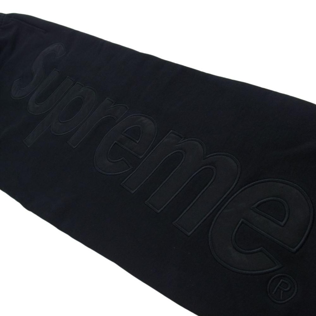 Supreme(シュプリーム)のSupreme シュプリーム パンツ 22AW Satin Applique Sweatpant サテン アップリケ ロゴ スウェットパンツ ブラック系 L【極上美品】【中古】 メンズのパンツ(その他)の商品写真