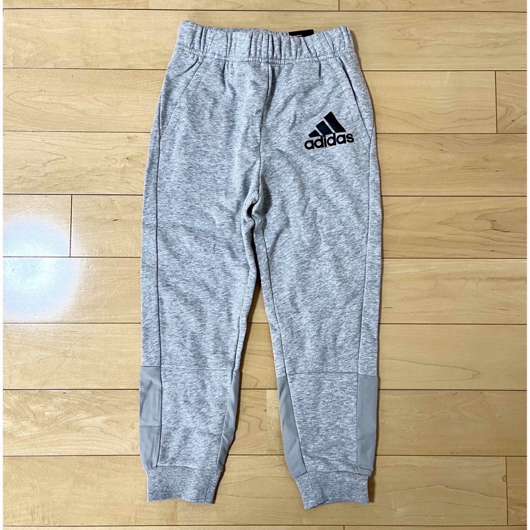 adidas(アディダス)のアディダス スウェットパンツ adidas 140cm 灰色☆新品未使用 キッズ/ベビー/マタニティのキッズ服男の子用(90cm~)(パンツ/スパッツ)の商品写真