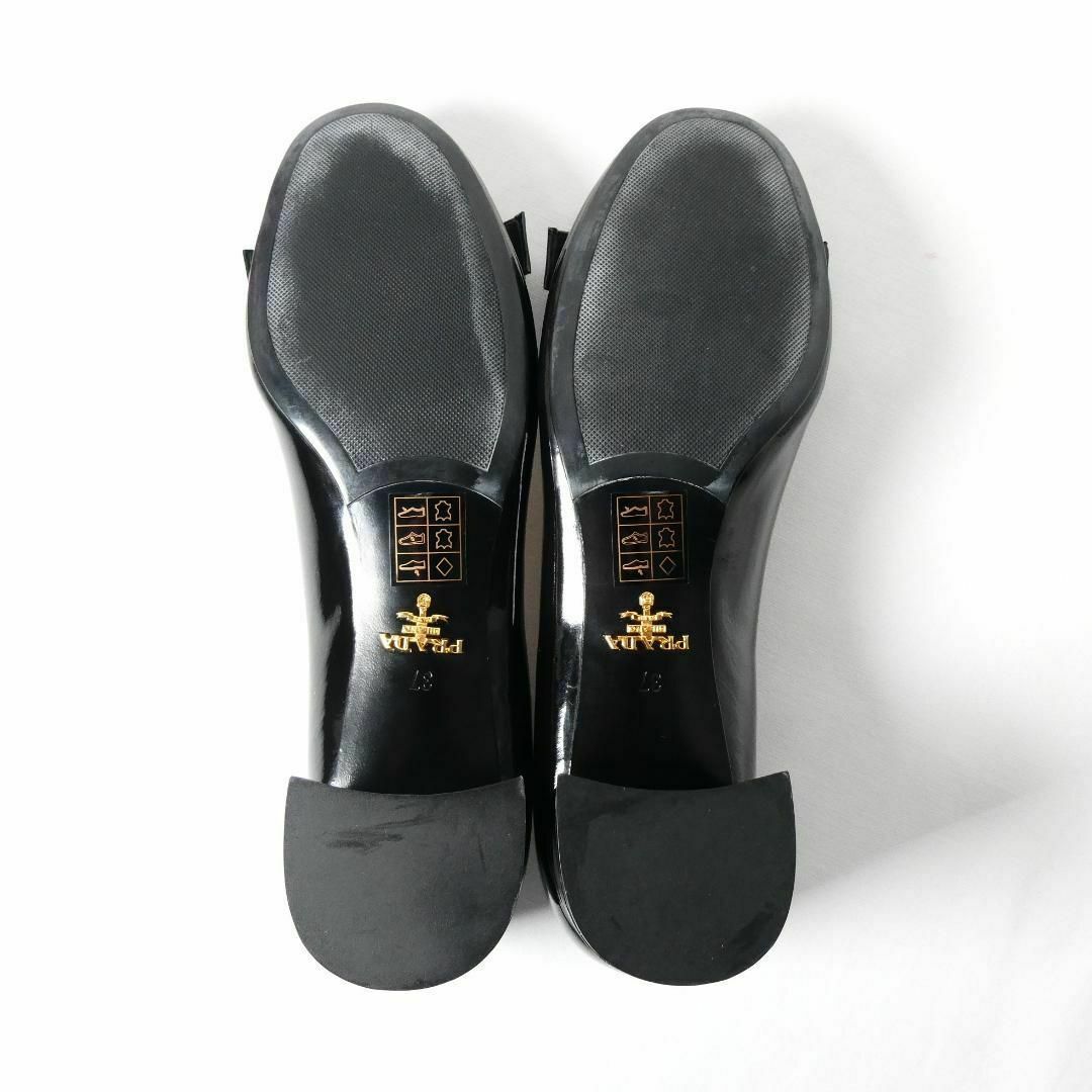 PRADA(プラダ)の極美品 PRADA エナメル リボン ラウンドトゥ チャンキーヒール パンプス レディースの靴/シューズ(ハイヒール/パンプス)の商品写真